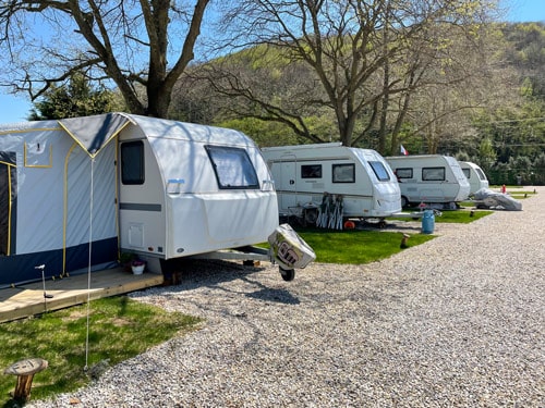 caravane-voyage-tente-ouverte-garee-au-camping-caravane-riva-istanbul-turquie-04-avril-2022